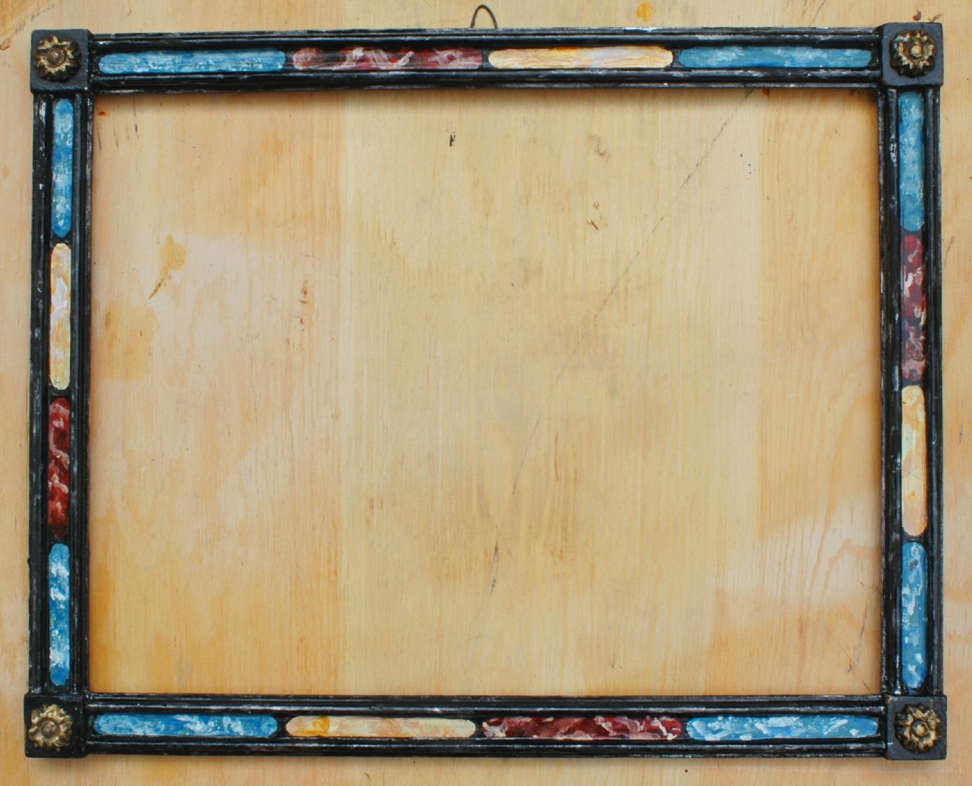 Originale cornice in legno ebanizzato con inserti di vari finti marmo.Luce cm.35 x 46